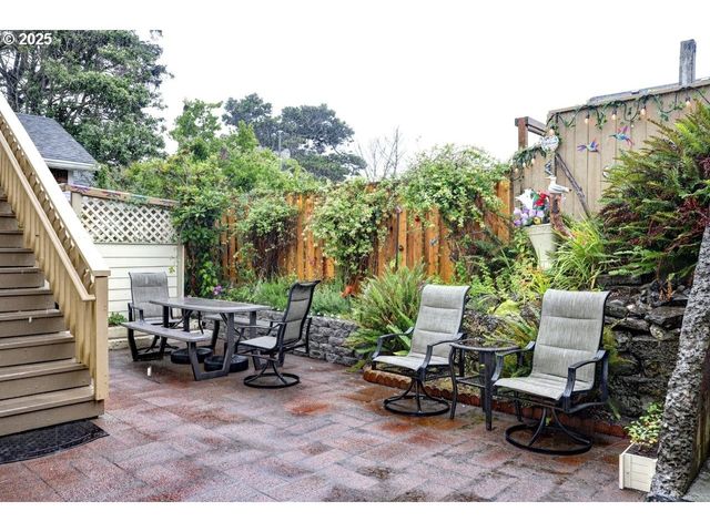 1022 N PROM Tradewinds 208, Seaside, OR 97138