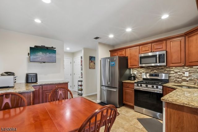 411 Heights Dr, Haledon Boro, NJ 07508