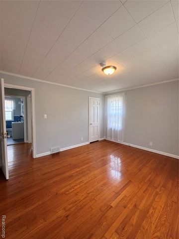 20216 E 11 Mile Road, Saint Clair Shores, MI 48081