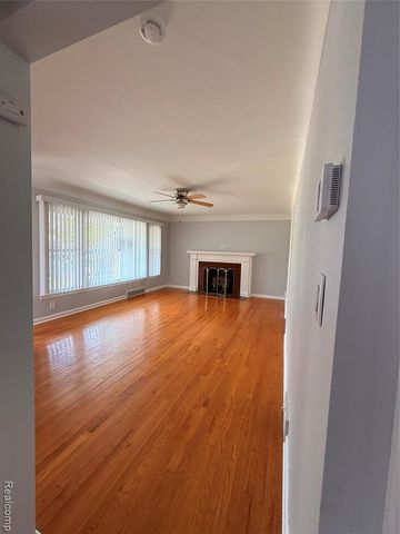 20216 E 11 Mile Road, Saint Clair Shores, MI 48081