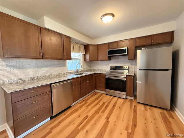 20216 E 11 Mile Road, Saint Clair Shores, MI 48081