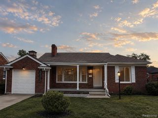 20216 E 11 Mile Road, Saint Clair Shores, MI 48081