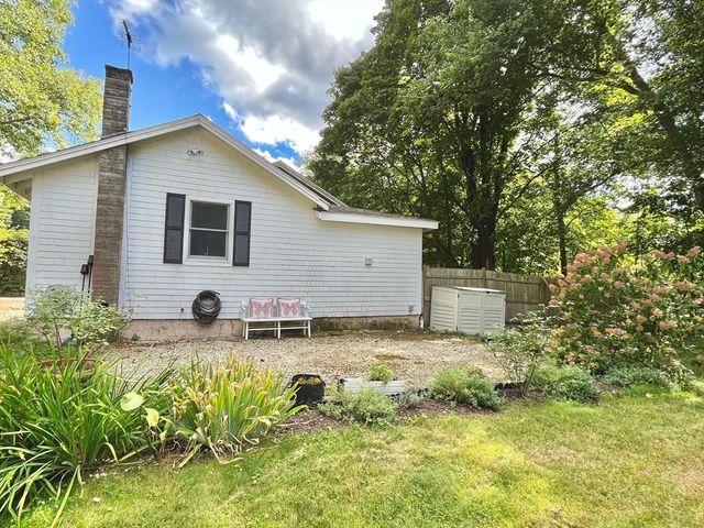 13 Crescent St, Plympton, MA 02367