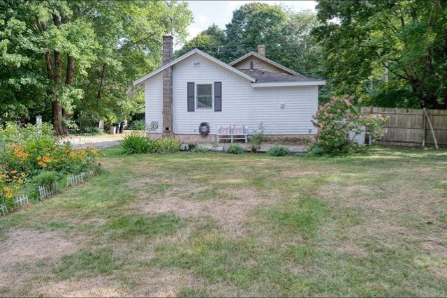 13 Crescent St, Plympton, MA 02367