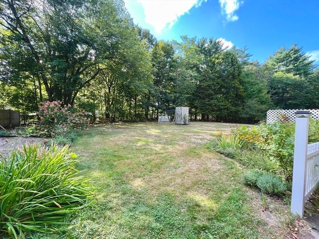 13 Crescent St, Plympton, MA 02367