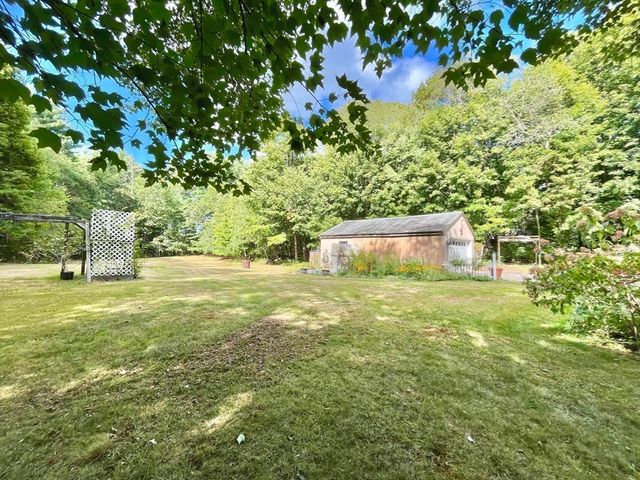 13 Crescent St, Plympton, MA 02367