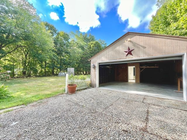 13 Crescent St, Plympton, MA 02367