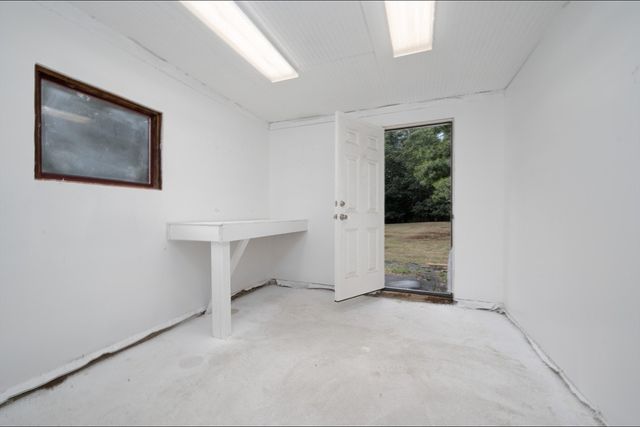 13 Crescent St, Plympton, MA 02367