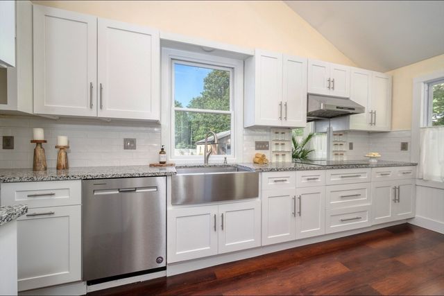 13 Crescent St, Plympton, MA 02367