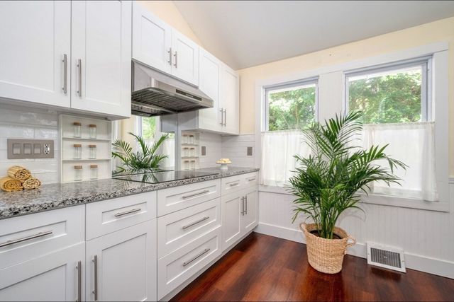 13 Crescent St, Plympton, MA 02367