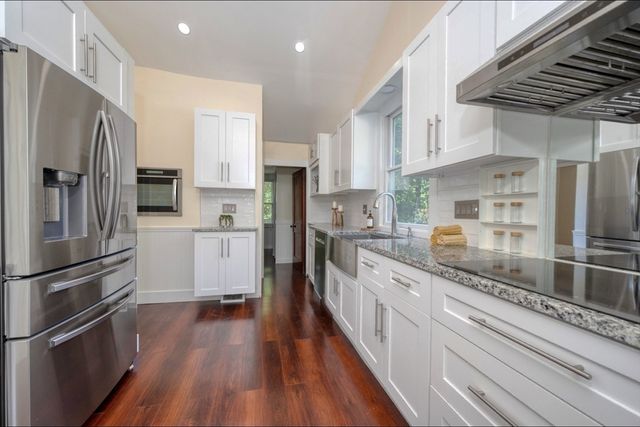 13 Crescent St, Plympton, MA 02367