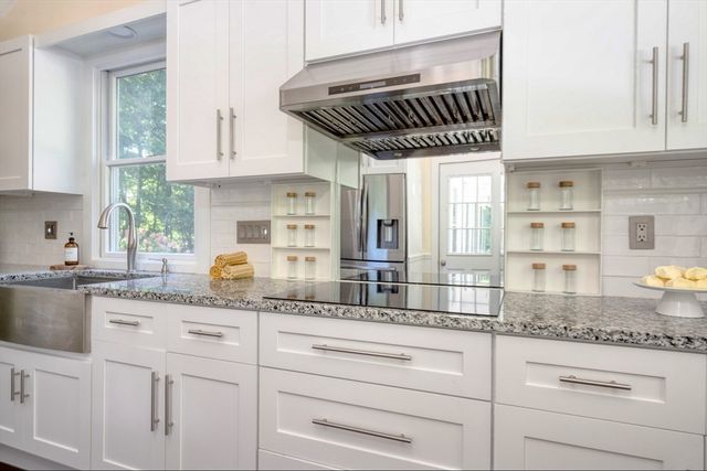 13 Crescent St, Plympton, MA 02367