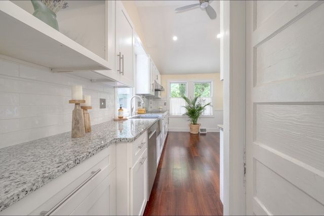 13 Crescent St, Plympton, MA 02367