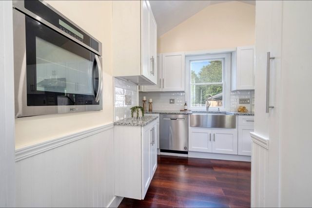 13 Crescent St, Plympton, MA 02367