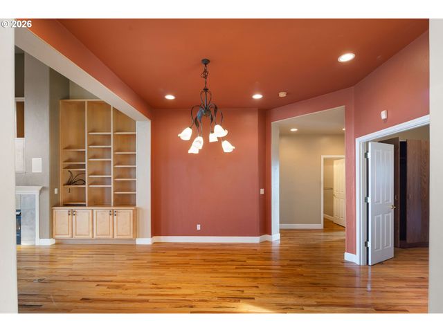 240 MAGNOLIA Dr, Creswell, OR 97426