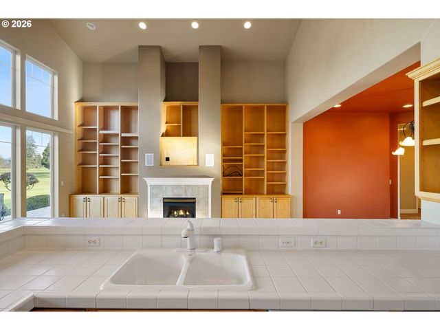 240 MAGNOLIA Dr, Creswell, OR 97426