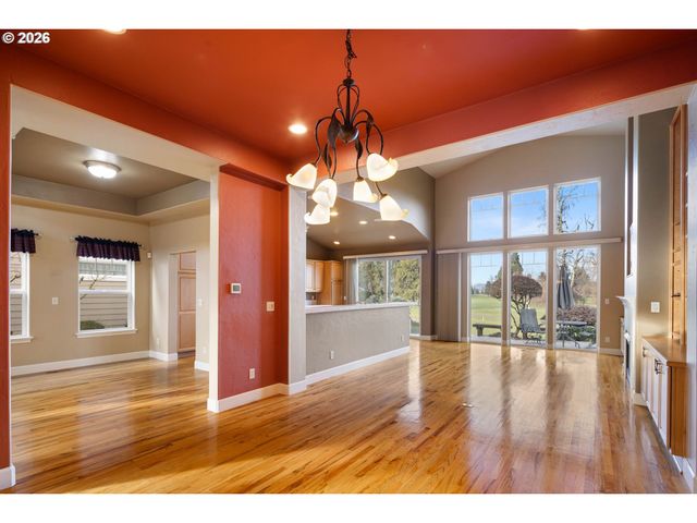 240 MAGNOLIA Dr, Creswell, OR 97426