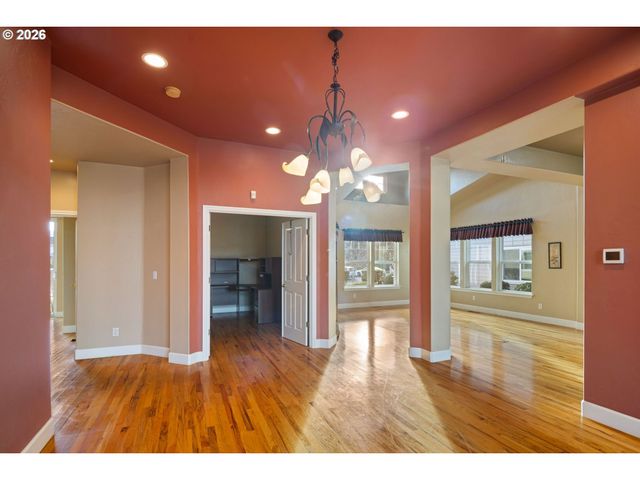 240 MAGNOLIA Dr, Creswell, OR 97426