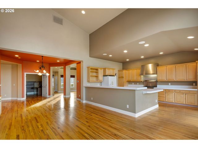 240 MAGNOLIA Dr, Creswell, OR 97426