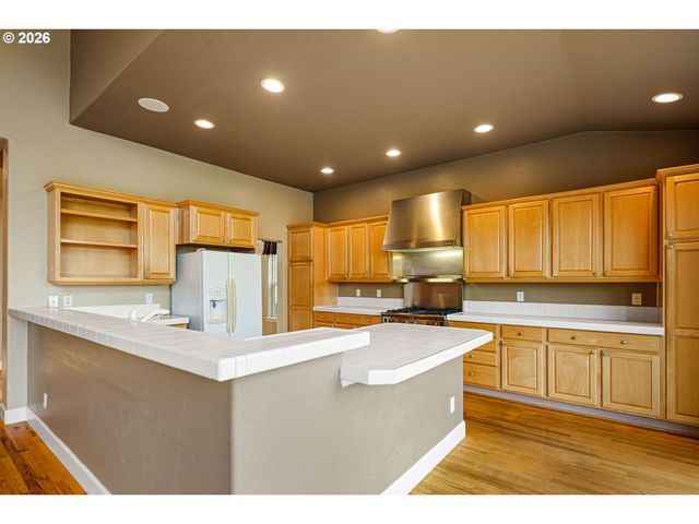 240 MAGNOLIA Dr, Creswell, OR 97426