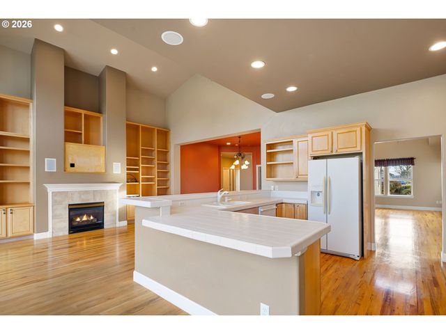 240 MAGNOLIA Dr, Creswell, OR 97426