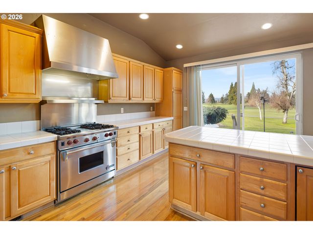 240 MAGNOLIA Dr, Creswell, OR 97426