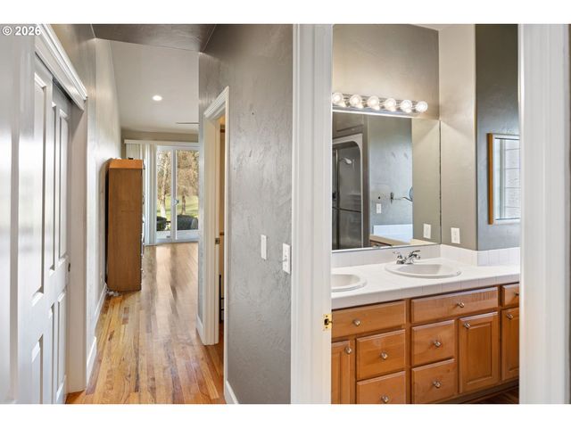 240 MAGNOLIA Dr, Creswell, OR 97426