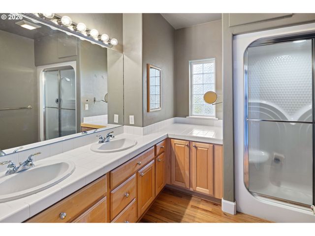 240 MAGNOLIA Dr, Creswell, OR 97426