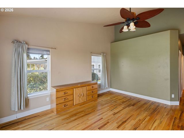 240 MAGNOLIA Dr, Creswell, OR 97426