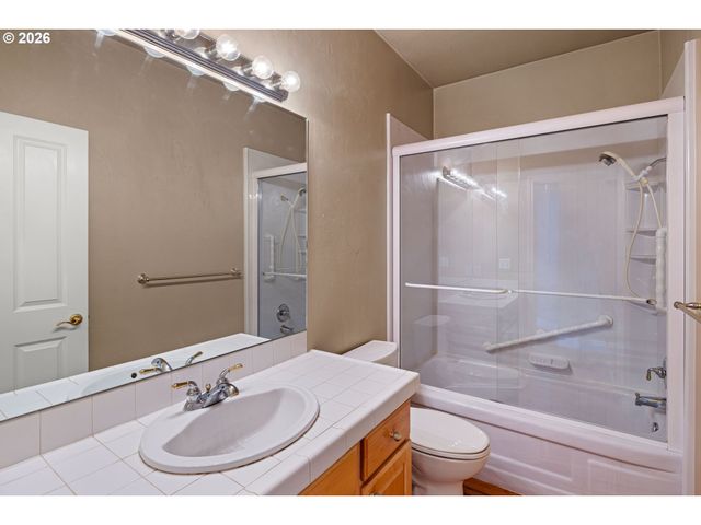 240 MAGNOLIA Dr, Creswell, OR 97426