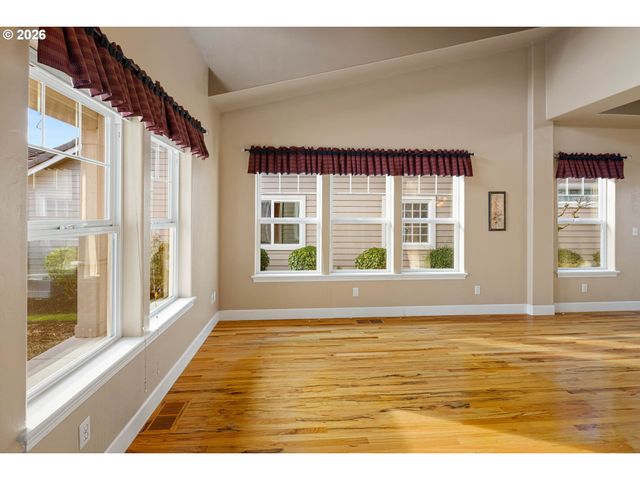 240 MAGNOLIA Dr, Creswell, OR 97426