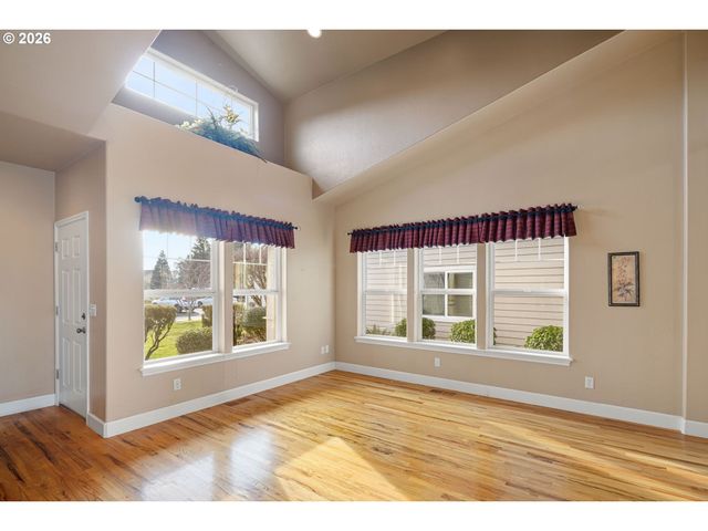 240 MAGNOLIA Dr, Creswell, OR 97426