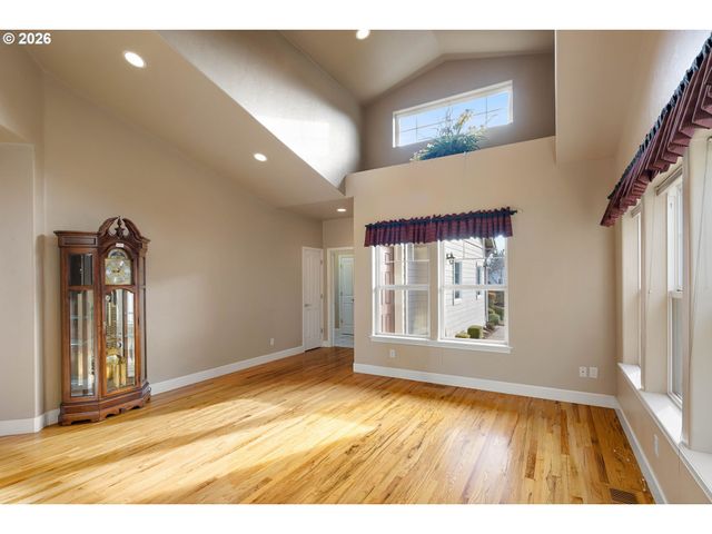 240 MAGNOLIA Dr, Creswell, OR 97426