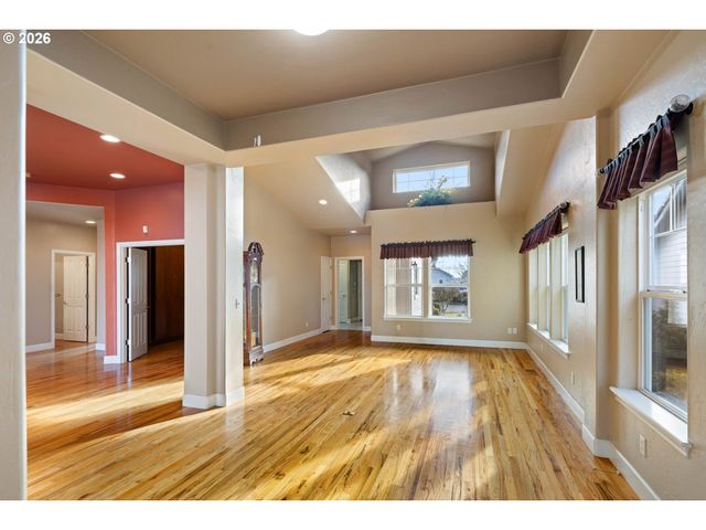 240 MAGNOLIA Dr, Creswell, OR 97426