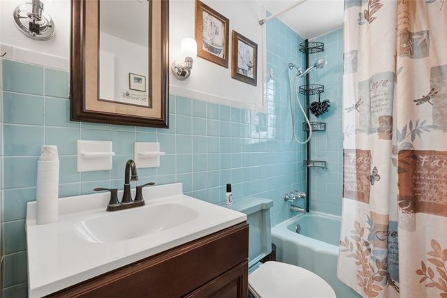 9261 Old Perry Hwy, Mccandless, PA 15237