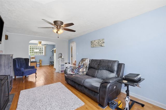 9261 Old Perry Hwy, Mccandless, PA 15237