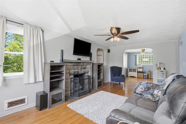 9261 Old Perry Hwy, Mccandless, PA 15237