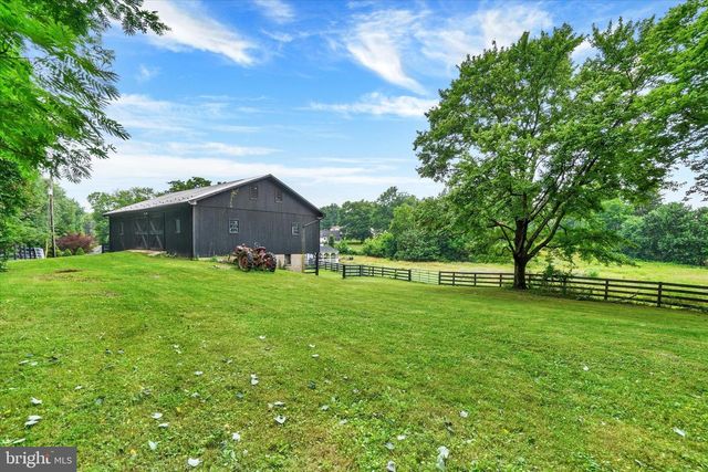 2432 PINE GROVE RD, York, PA 17403
