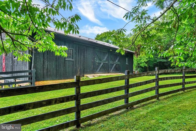2432 PINE GROVE RD, York, PA 17403