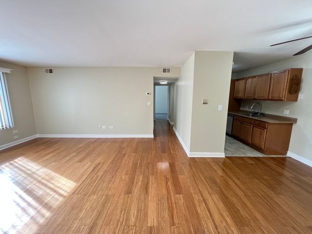 6156 Knoll Way Drive 101, Willowbrook, IL 60527