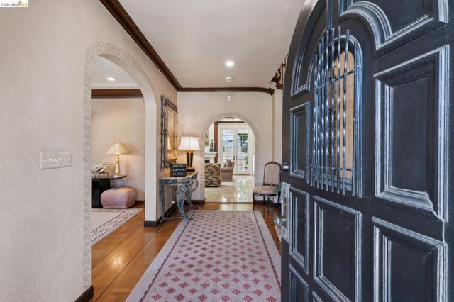1300 Sunnyhills Rd, Oakland, CA 94610