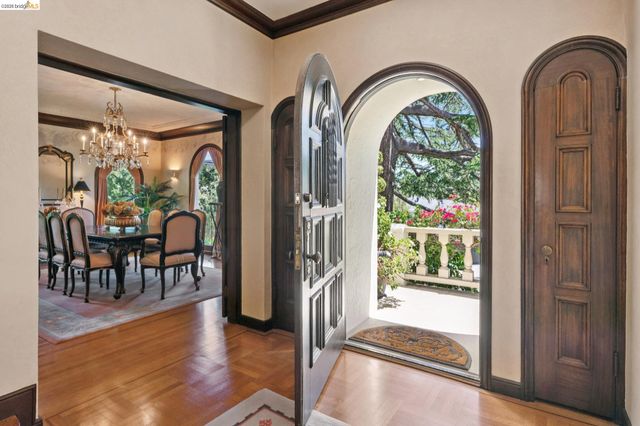 1300 Sunnyhills Rd, Oakland, CA 94610