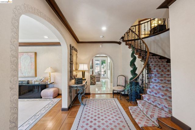 1300 Sunnyhills Rd, Oakland, CA 94610