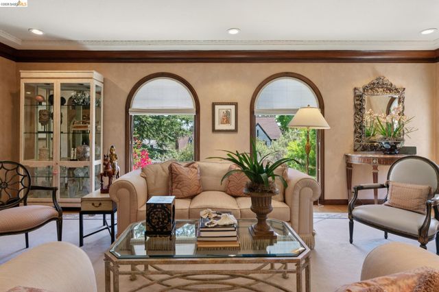 1300 Sunnyhills Rd, Oakland, CA 94610