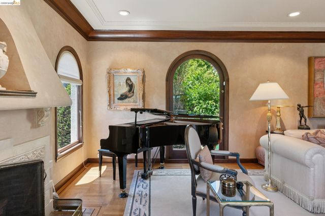 1300 Sunnyhills Rd, Oakland, CA 94610