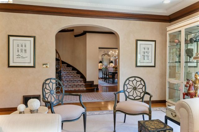 1300 Sunnyhills Rd, Oakland, CA 94610