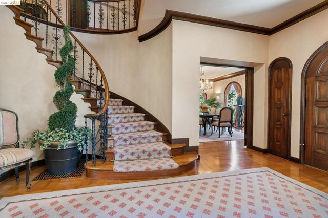 1300 Sunnyhills Rd, Oakland, CA 94610