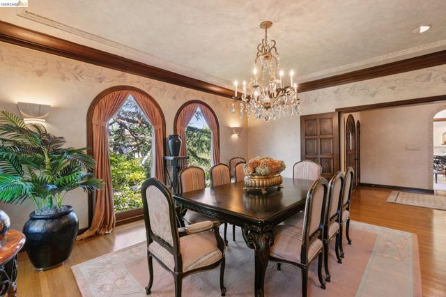 1300 Sunnyhills Rd, Oakland, CA 94610
