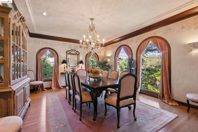 1300 Sunnyhills Rd, Oakland, CA 94610
