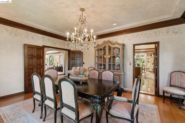 1300 Sunnyhills Rd, Oakland, CA 94610